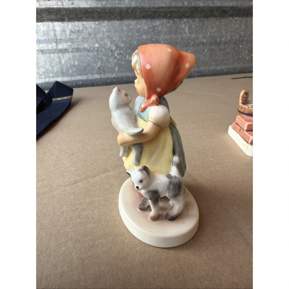 Goebel 2007 Limited Edition Girl Holding Cat‎ Figurine 8042/25000